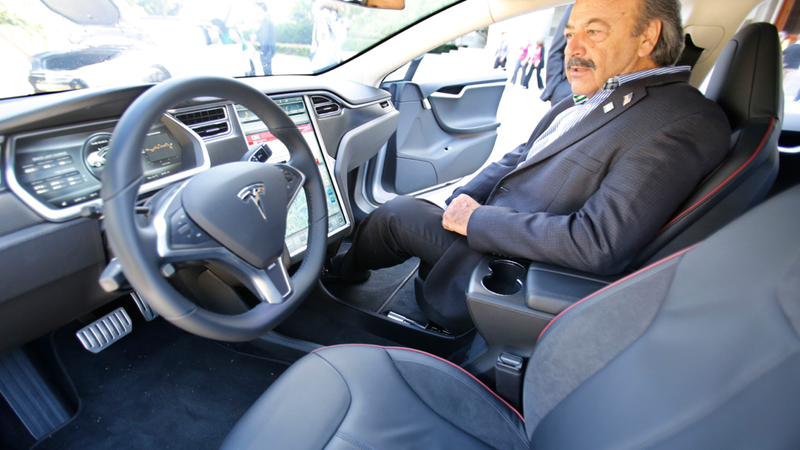 Illustration for article titled The Beautiful Car And The Ungroundable Drone